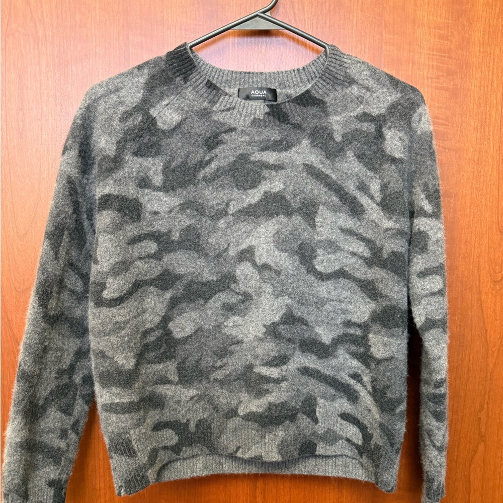 AQUA Women’s Grey Camo Crewneck Cashmere Sweater